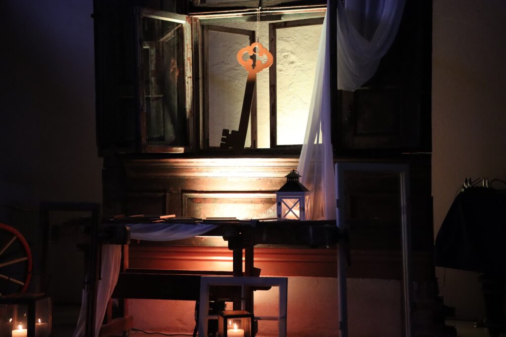 Rīdzinieki apgūst koka logu atjaunošanas prasmes – noslēdzies pirmais praktisko apmācību gads