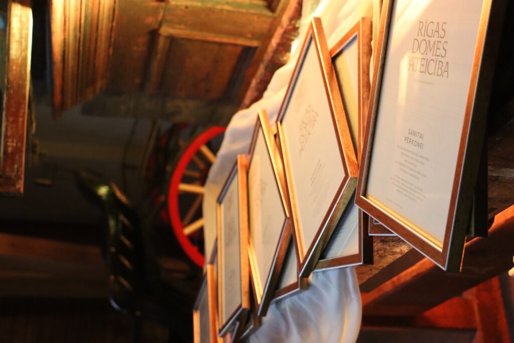 Rīdzinieki apgūst koka logu atjaunošanas prasmes – noslēdzies pirmais praktisko apmācību gads