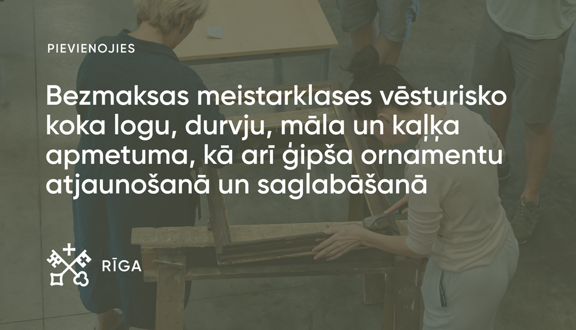 Dalībnieki praktiskā restaurācijas meistarklasē strādā pie vēsturiska koka loga rāmja uz darbagalda. Attēlā redzams aicinājums pieteikties bezmaksas meistarklasēm par vēsturisko koka logu un durvju, māla un kaļķa apmetuma, kā arī ģipša ornamentu atjaunošanu un saglabāšanu. Apakšējā kreisajā stūrī redzams Rīgas vizuālās identitātes logotips.